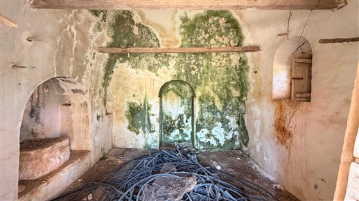 Caratteristico Trullo Con Terreno Di 3.000 mq. Circa.